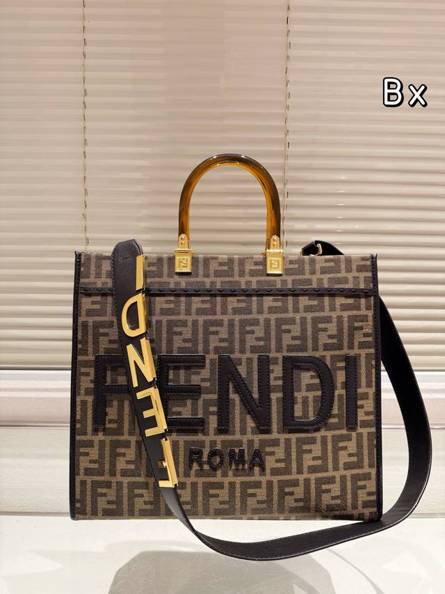 全新 Size Shine Tote 字母肩带fendi Tote 托特包“阳光手提袋”简单宇母Logo 设计，琥珀色双手柄是整个包包最大焦点，单拧着就很有气场