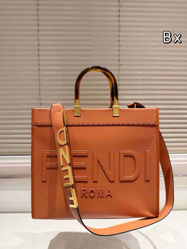 全新 Size Shine Tote 字母肩带fendi Tote 托特包“阳光手提袋”简单宇母Logo 设计，琥珀色双手柄是整个包包最大焦点，单拧着就很有气场