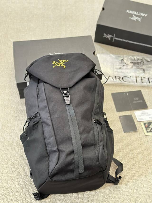 原版布 arcteryx 20L始祖鸟刺绣多功能户外双肩包arcteryx 20L始祖鸟刺绣多功能户外旅行双肩背包23Ss。包体空问容量大，可以携带短途远足所需