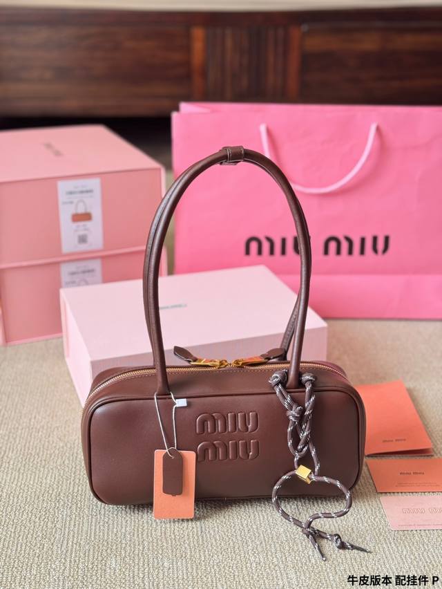 牛皮版本 配挂件 miumiu限定款相机包 简单又好看 miumiu而且超级实用，#Miumiu新款包包尺寸大号28 14Cm