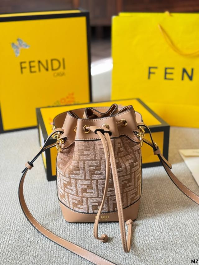 Fendi Mon Tresor小号水桶手袋2024年米兰时装周街拍中，潮人们背的最多的包包大概就是Fendi芬迪的这款水桶包了。配有抽绳和Fend金属标志装饰 - 点击图像关闭