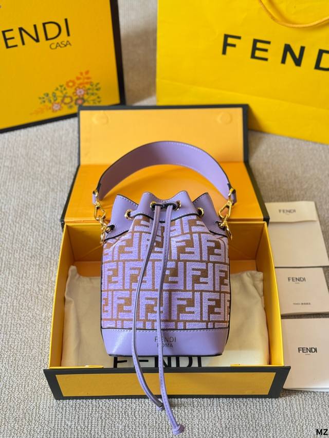 Fendi Mon Tresor小号水桶手袋2024年米兰时装周街拍中，潮人们背的最多的包包大概就是Fendi芬迪的这款水桶包了。配有抽绳和Fend金属标志装饰