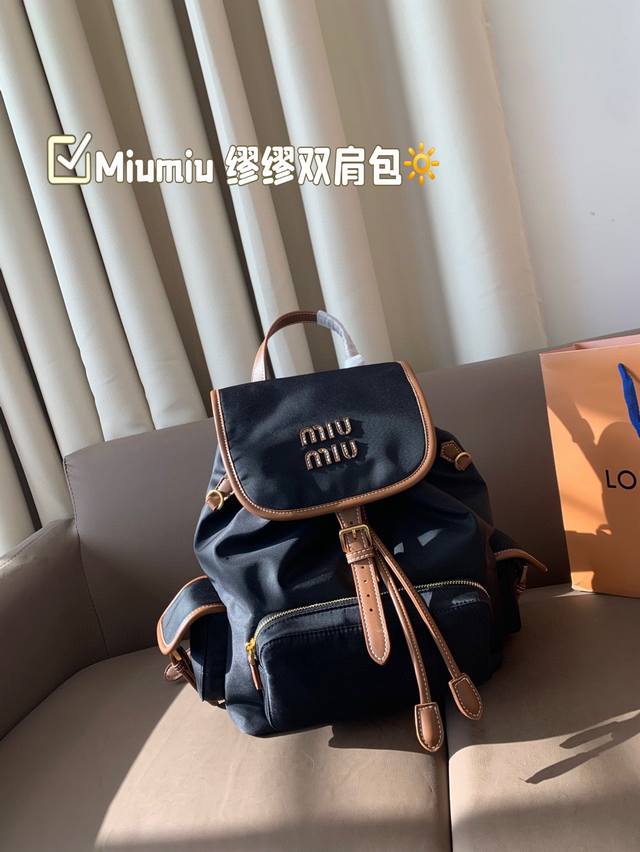 缪缪双肩包miumiu全新背包的诞生每年都能够引领手袋潮流的缪缪，在本季揭晓了背包的设计，帆布的材质搭配可爱的口袋，增加实用性miu味儿背包会再度成为潮流火遍全