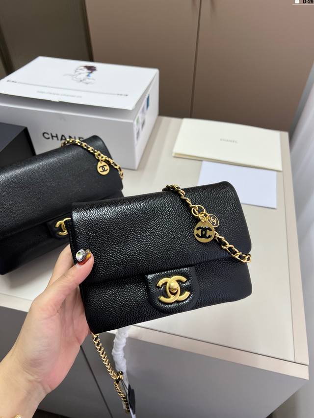 小 chanel24K单品香奈儿荔枝纹翻盖包黑色配金扣是它家最经典的d-29尺寸17×11 23×13折叠盒飞机盒