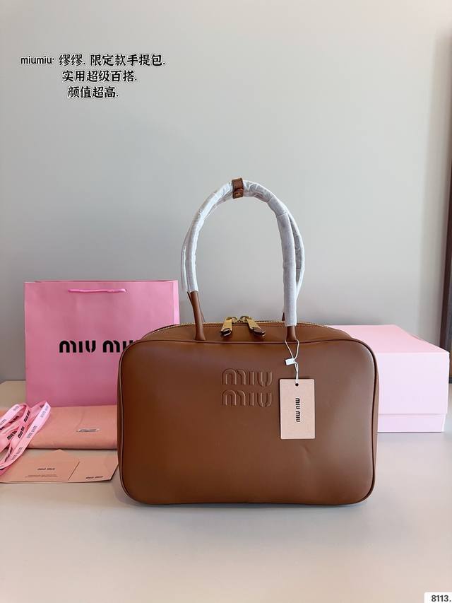 缪缪Miumiu 保龄球公文包.今年秋冬最火得Miumiu 女孩..甜度刚刚好 很难不爱的 散发着复古的气息 背上它不仅是公主也是女王小小的身体大大的容量 特别 - 点击图像关闭