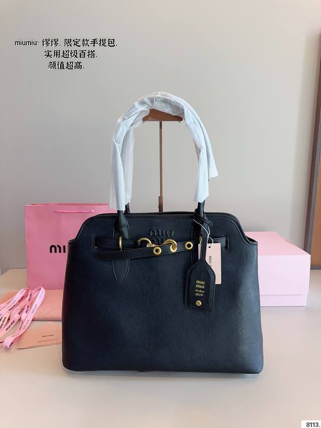 Miumiu期待已久的2025.秀款 中古包.快来围观吧2024春夏系列包包简洁利落的设计凸显功能性 实用主义柔软舒服的触感彰显 Miumiu 女性愈加自信，务