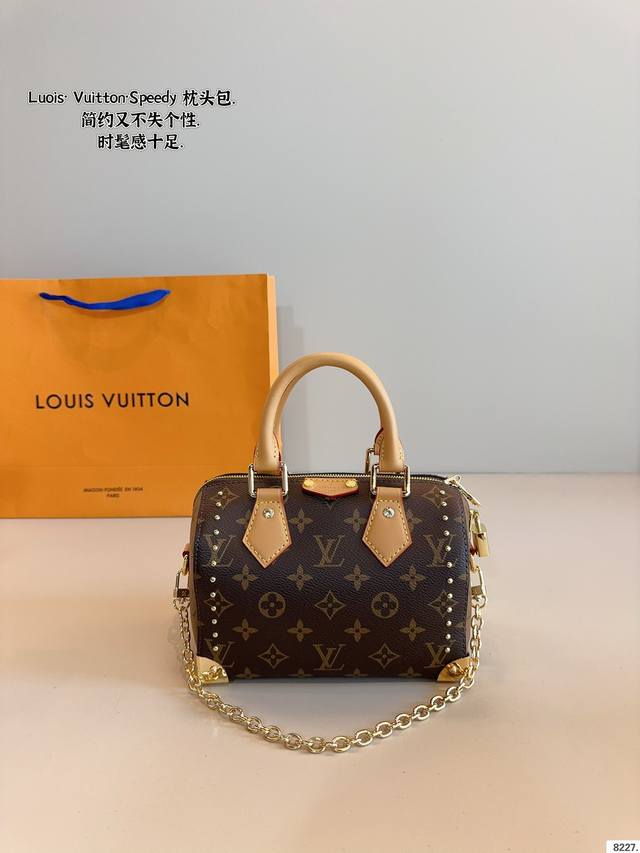 Lv Speedy 新款枕头包 这款Retiro 手袋以标志性的Lv老花面料制成，搭配奢华的变色牛皮饰边，经典永恒。优雅低调的外形设计和宽敞的包 全包对花.尺寸