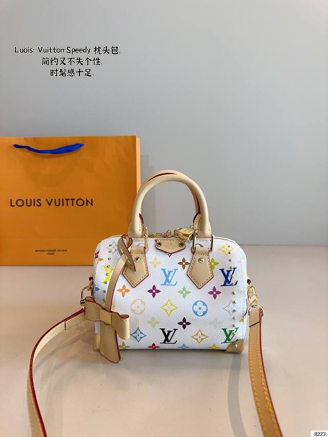 Lv Speedy 新款枕头包 这款Retiro 手袋以标志性的Lv老花面料制成，搭配奢华的变色牛皮饰边，经典永恒。优雅低调的外形设计和宽敞的包 全包对花.尺寸