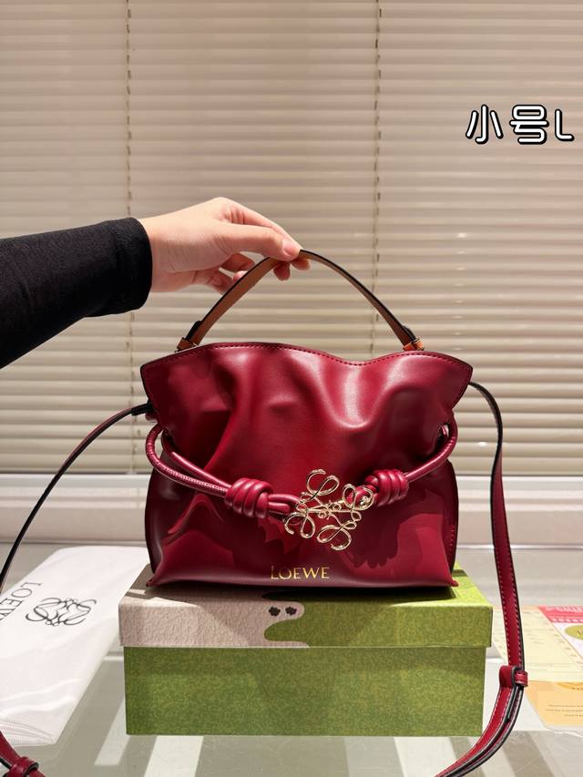 配礼盒loewe Purse 福袋 loewe 迷你柔软纳帕羊皮革 Flamenco Purse 福袋采用褶皱设计，侧面搭配标志性绳结等关键细节。款式尺寸23. - 点击图像关闭