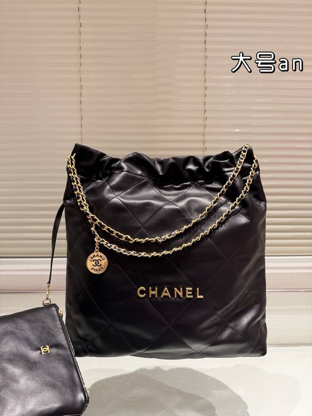 Chanel 22Bag垃圾袋 最贵的 “垃圾袋”。不是第一眼美女但拿到手立马真香现场上身时髦感Upup俺建议直接冲中号啊皮质是小牛皮手感很软~香奶奶不愧是香奶 - 点击图像关闭