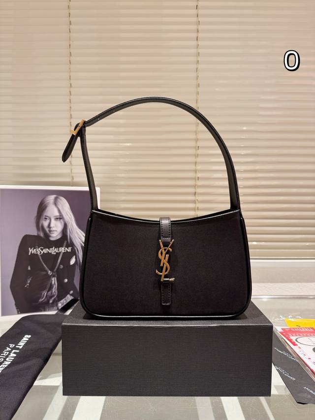 全套包装 ysl 圣罗兰牛皮专柜品质、小牛皮打造 腋下背单肩背 上身效果非常好 百搭款 尺寸24 15Cm 折叠礼盒包装