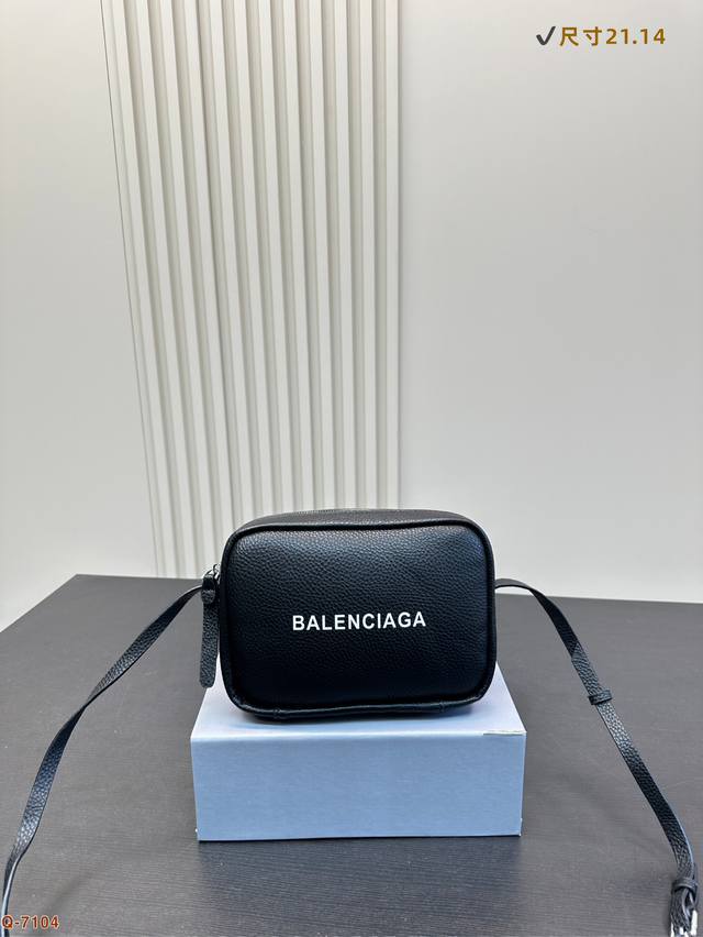 配折叠盒balenciaga 巴黎世家相机包皮质柔软，自重轻，容量感人~肩带可调节，超级实用百搭！特别适合出去逛街或旅游背！尺寸21.14