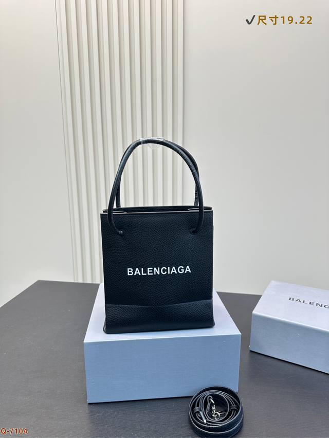 配折叠盒尺寸:19.22balenciaga 巴黎世家新款托特包酷感简约，大小适中，容量很棒！可手提、可斜挎，男女通用~潮流百搭单品，十分推荐！！