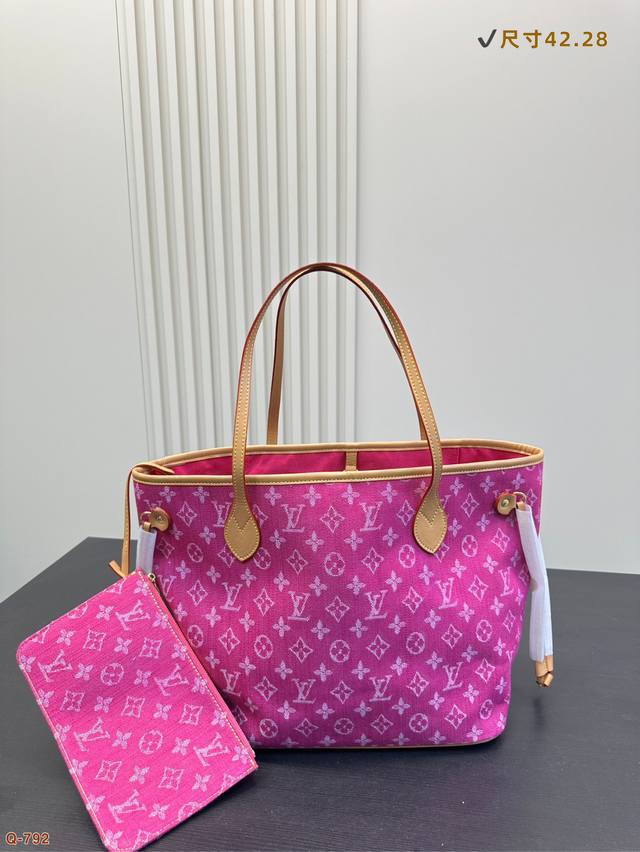 Lv Neverfull 丹宁牛仔购物袋粉色牛仔真的太好看了之前一直 Get 不到经典款Nf包的美，Lv 最经典的包款可以说是Iv最最经典的包包以及很多红薯宝宝