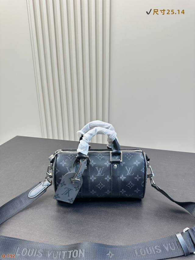 Lv 黑武士Keepall Xs凭借其优异的设计、实用的尺寸、经典的外观以及潜在的收藏价值，成为了Lv男包中的佼佼者。它既满足了功能性需求，又体现了时尚感，无论