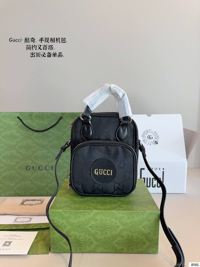 配礼盒.酷奇Gucci 斜挎包.男生日常休闲搭配的理想选择～实用又百搭，小小的身体大大的空间非常适合放随身物品~适合男生大大咧咧的性格~尺寸：16*6*20Cm