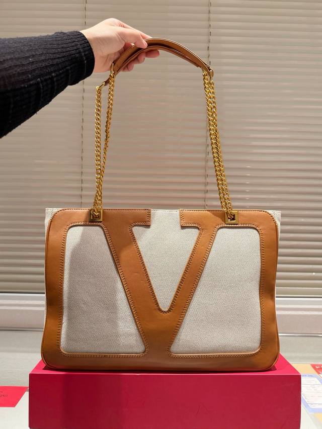 华伦天奴Valentino女士 托特包 valentino Letter Bag来自Valentino 的信袋。新赛季刚刚到来。尺寸 37.26