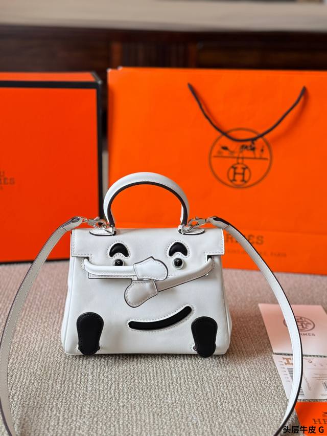 进口头层牛皮 hermes Kelly 25年新款 千玺娃娃包Kellydo最近娱乐圈出镜率最高的一款包包，H家永恒的经典. 凯莉包好随意搭配，不管怎么穿，随便