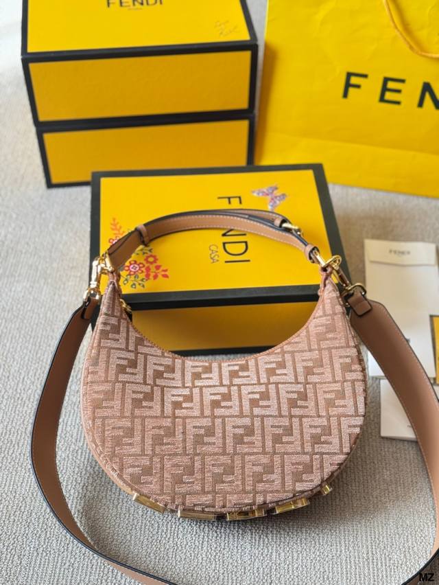 原版布 fendi 2025 Fendigraphy半月 包J Fendi 春夏季全新Fendigraphy手袋的来 咯圖期待已久~秀上就相中了这款回回画猛的一