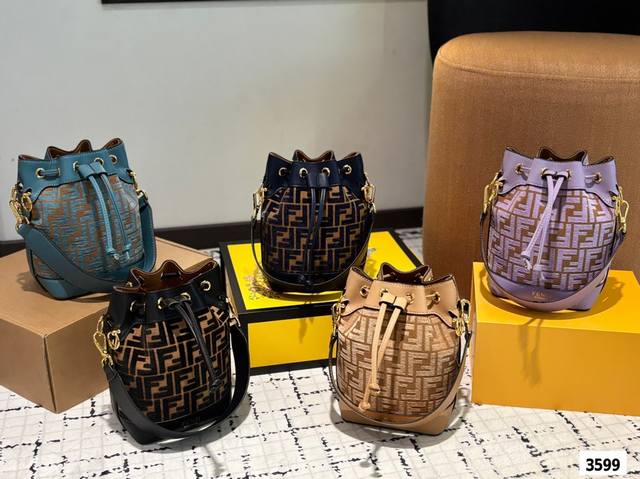 Fendi Mon Tresor小号水桶手袋2024年米兰时装周街拍中，潮人们背的最多的包包大概就是Fendi芬迪的这款水桶包了。配有抽绳和Fend金属标志装饰